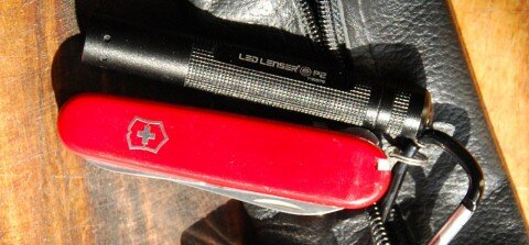 LedLenser и нож Викторинокс 84 мм