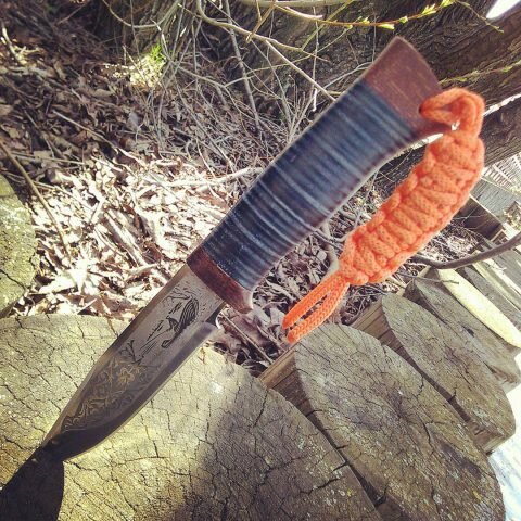 нож с гравировкой на тему рыбалки