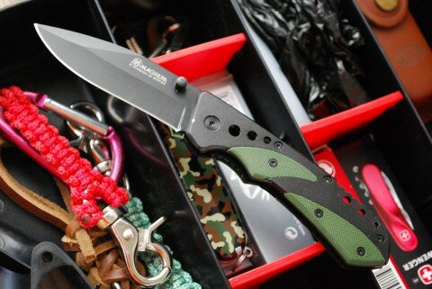 Boker_Magnum_Mission_II_knife_dsc_0309 нож БокерМагнум Миссия2 на фоне ящика с ножами