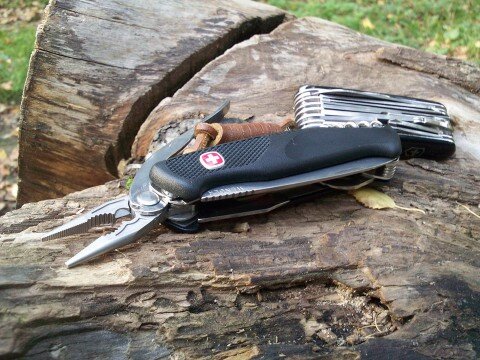 EDC-2bigSAKs-20110920-kdk_1291 два больших швейцарских ножа