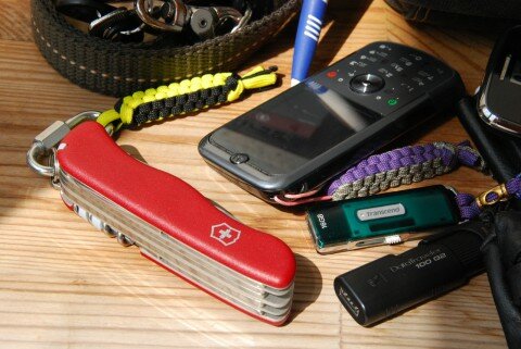 myEDCbag-20110720-dsc_0027 Викторинокс Геркулес, флэшки, телефон