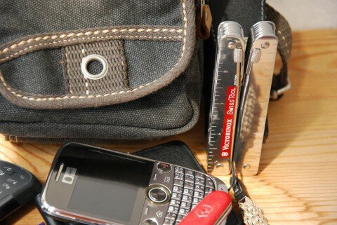 myEDCbag-20110720-dsc_0029 мультитул и второй телефон