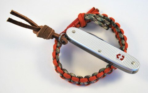 браслет из паракорда и Victorinox Pioneer